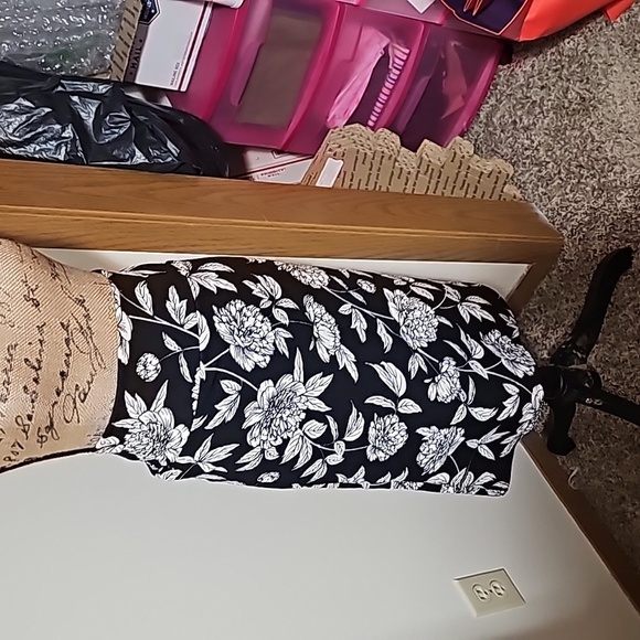 LuLaRoe Dresses & Skirts - 3xl nwt lularoe Cassie. Black and white floral pencil skirt.